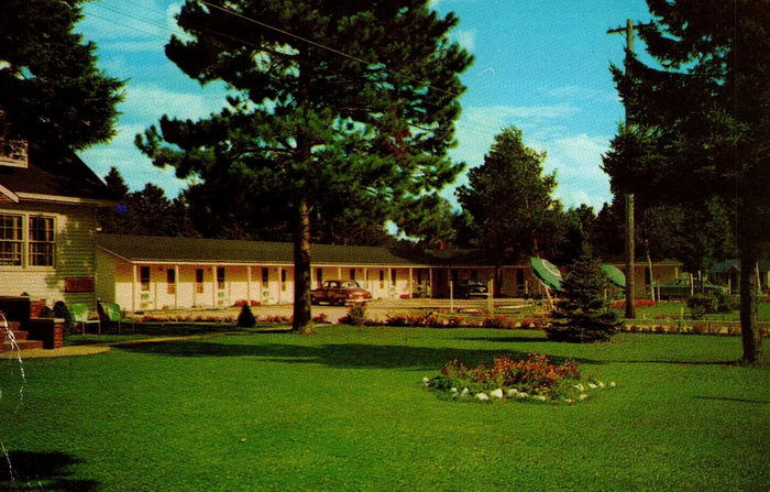 Town House Motel (Quality Inn) - Old Postcard (newer photo)